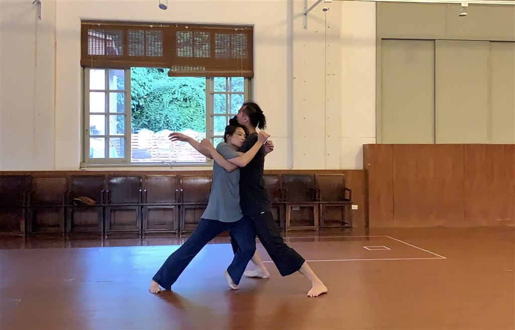 旅德舞者吳思瑋(左)返台第4年推出年度製作「夭壽浪漫」,10月23、24日將帶領民眾夜遊彰化百年南郭郡守官舍,喚醒每個人內心深處的浪漫細胞;隨著演出時間接近,演出也正積極排練中。(主辦單位提供)