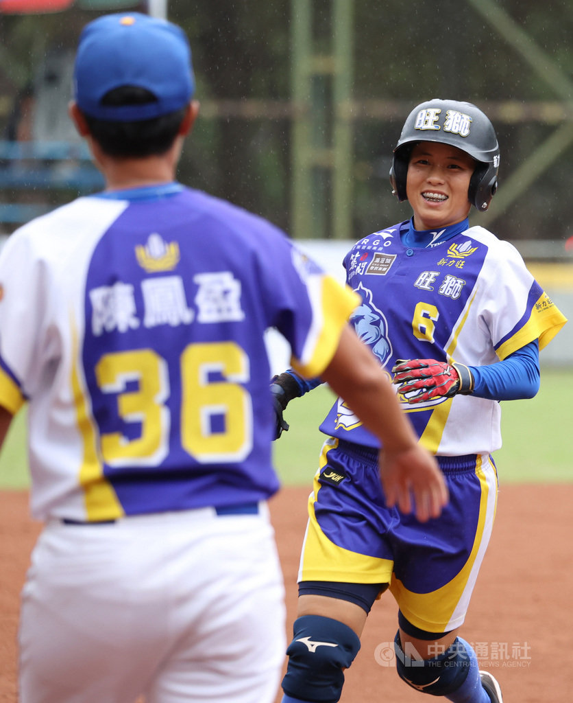 2020新力旺企業女子壘球聯賽季後挑戰賽17日開打,第2戰新力旺旺獅隊黃佩真(右)敲出關鍵安,率隊以3比1拿勝,成功扳平戰局。(中華民國壘球協會提供)中央社記者謝靜雯傳真 109年10月17日