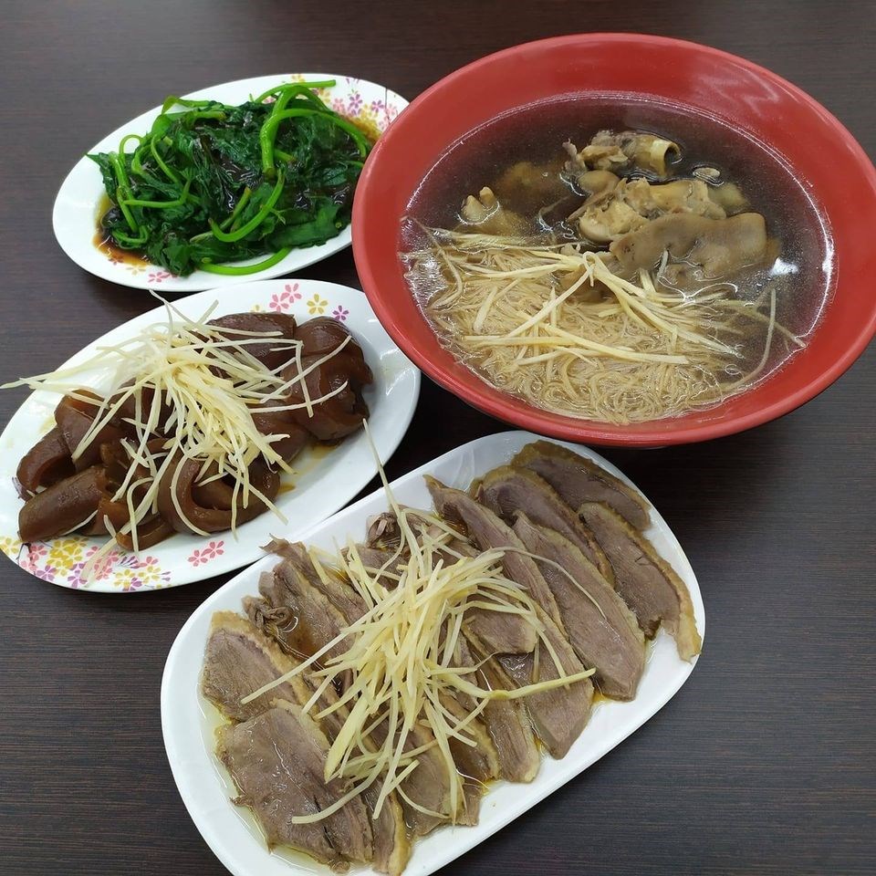 陳姓婦人帶小孩出門和汽車擦撞,前往派出所作筆錄,讓小孩先到派出所對面小吃店吃飯,小兄妹為省錢只點2碗鴨肉飯,旁邊有一名善心的陌生男子見狀幫忙支付小兄妹的飯菜餐費。(圖取自員湘園鴨肉飯-和美店臉書網頁facebook.com)