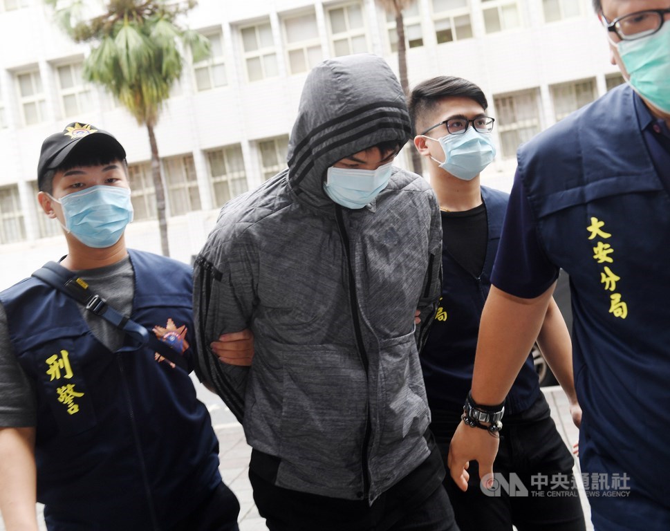 協助在台灣尋求庇護香港人維持生計的「保護傘」餐廳16日遭人潑穢物,台北市警方17日逮捕涉案的莫姓男子(中),並移送至台北地檢署複訊。中央社記者施宗暉攝 109年10月17日