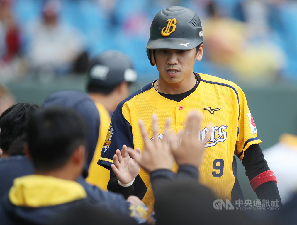 中職中信兄弟隊18日與樂天桃猿隊在桃園棒球場交手,王威晨首局被觸身球保送,2局選到四壞保送,4局敲出左外野方向飛球出局,5局敲出安打,7局敲出游擊方向滾地球出局,9局再敲二壘打,單場敲出2安。中央社記者張新偉攝 109年10月18日