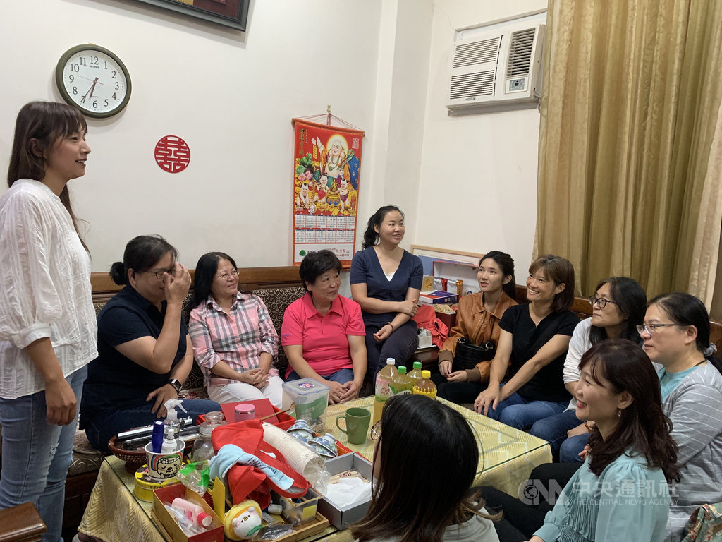 連江縣文化處以「馬媳攀講茶會」活動,走進外地媳婦的廚房,透過一道道拿手菜,說出原鄉味道與文化,希望讓來自不同的地方的馬祖媳婦,有所寄託與交流。 中央社記者邱筠攝 109年10月18日