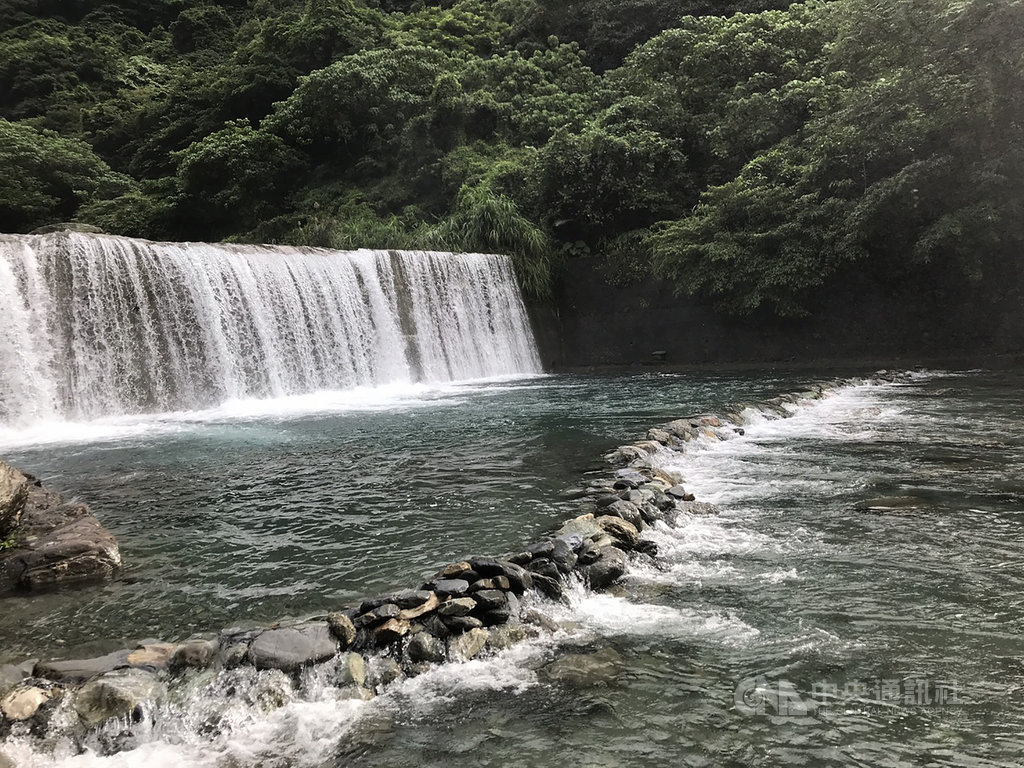 花蓮縣秀林鄉水源村砂婆礑18日上午傳出晨泳男子溺水意外,警消獲報到場時,男子已無呼吸心跳,送醫急救仍不治。圖為砂婆礑溪水流狀況。(花蓮縣消防局提供)中央社記者李先鳳傳真 109年10月18日