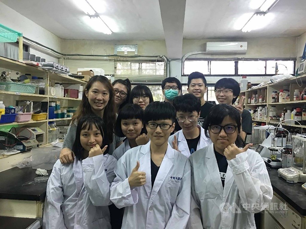 暨大附中老師駱奕帆(2排左)用科學改寫偏鄉,設計啟動創造力課程,讓學生從玩樂中吸收新知,並鼓勵學生參與科學競賽、國際發明展,獲選教育家部落格人物典範。(教育部提供)中央社記者許秩維傳真 109年10月18日