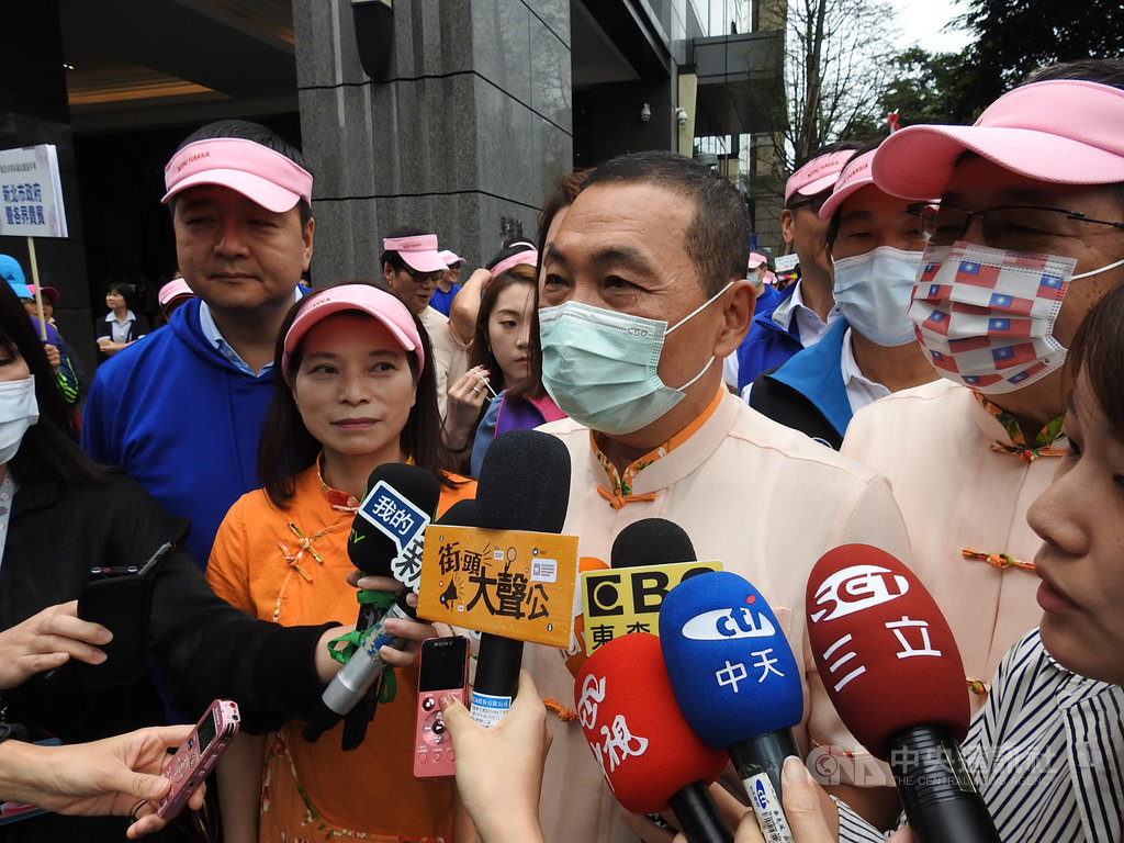 50歲到64歲公費流感疫苗暫緩施打一事引發不滿,新北市長侯友宜(前右2)18日表示,大家因疫情想趕打疫苗心情,他都能理解,但疫苗確實不足,希望民眾多體諒,也盼中央趕快加購疫苗。中央社記者王鴻國攝 109年10月18日