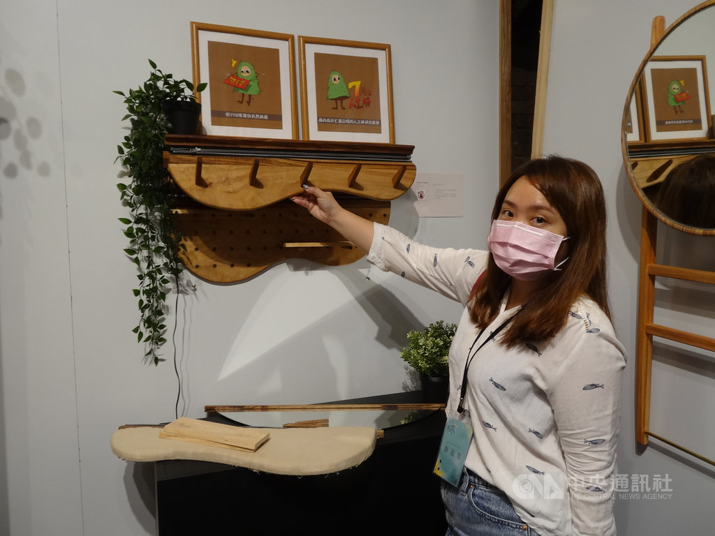「國產木竹材設計工作營」銀木獎作品,使用高質感光蠟樹、硬質地的相思樹製作的層架,創意結合拉鍊功能,讓使用者可以更換成掛衣架或是鏡子,能多功能使用獲好評。中央社記者楊淑閔攝 109年10月18日