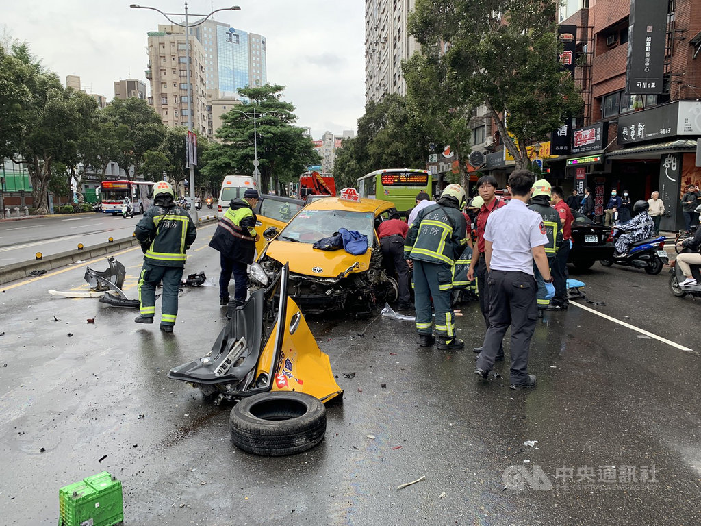 台北市鄰近師範大學門口處18日上午發生擦撞車禍,公車、自小客車及計程車在和平東路一段、金山南路二段路口擦撞,造成計程車上2人一度受困,警消將2人救出後送醫救治。(翻攝照片)中央社記者黃麗芸傳真 109年10月18日