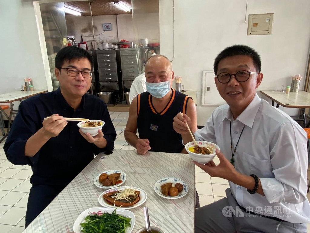 高雄市長陳其邁(左)18日在臉書(Facebook)貼文宣傳高雄好吃的肉燥飯,並和立委許智傑(右)一起到鳳山區中華市場內品嚐肉燥飯。(高雄市政府提供)中央社記者王淑芬傳真 109年10月18日