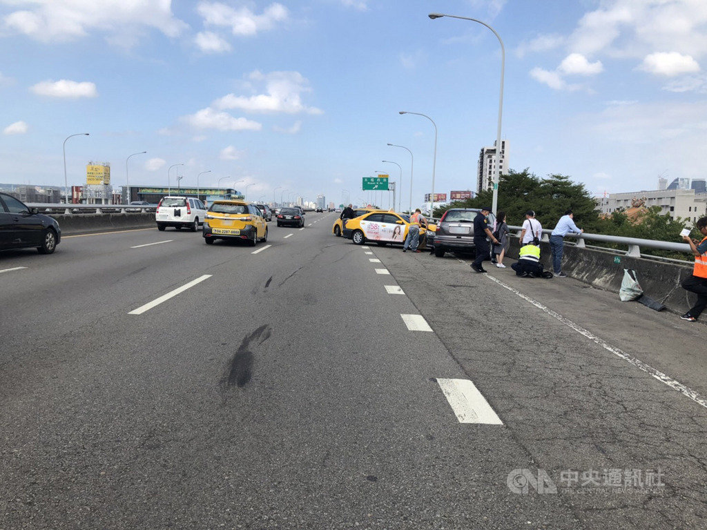 台74線快速道路台中市南屯路段18日發生連環車禍,1輛計程車疑似先與1輛轎車發生碰撞,造成後方3輛車閃避不及追撞,共5車發生事故、2人送醫。(民眾提供)中央社記者蘇木春傳真 109年10月18日