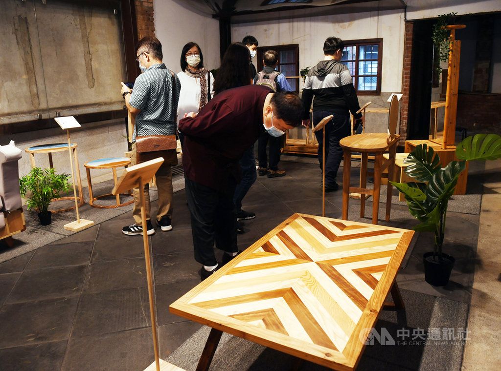 國產木竹材設計成果展暨頒獎典禮18日在台北剝皮寮歷史街區173-39展間舉行,展出50件入圍、獲獎作品,展期至23日,作品分兩大類。中央社記者施宗暉攝 109年10月18日