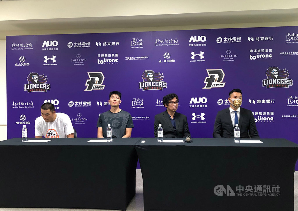 前璞園建築前鋒林金榜18日在新竹攻城獅自辦熱身賽前披上桃園領航猿戰袍場邊熱身,但未上場。球隊總經理陳信安(右)說,林金榜能扮演球隊的防守大鎖,但仍在觀察他是否跟得上球隊腳步,至於是否復出,目前還沒確定。中央社記者黃巧雯攝 109年10月18日