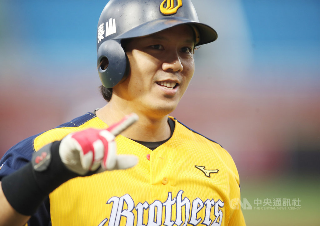 中職中信兄弟隊周思齊26日將過39歲生日,本季打出亮眼成績,18日本季第22轟出爐,為個人單季全壘打數新高,原紀錄為2012年單季21轟,周思齊連兩天獲選單場最有價值球員(MVP)。中央社記者張新偉攝 109年10月18日