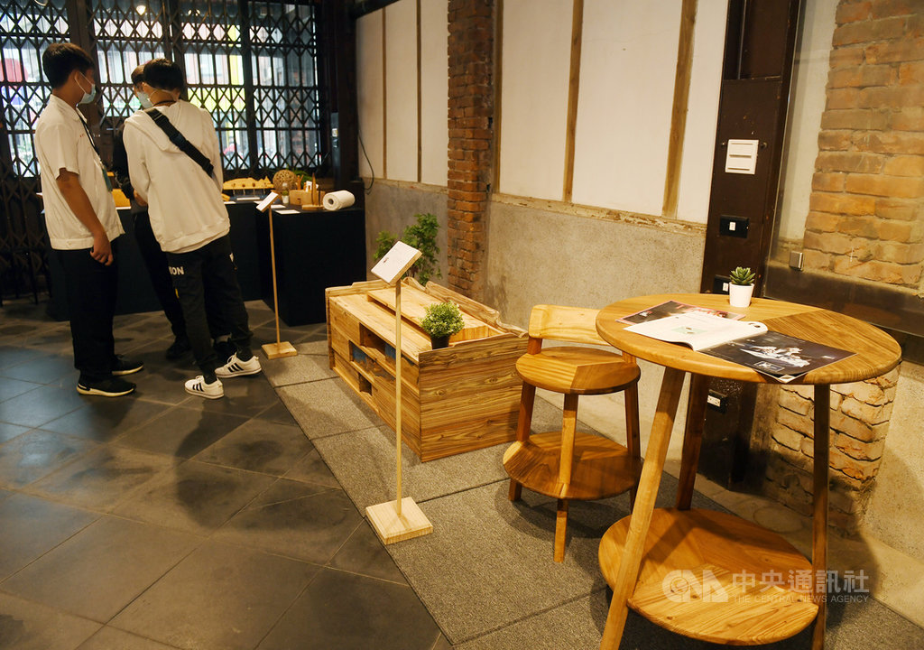 國產木竹材設計成果展暨頒獎典禮18日在台北剝皮寮歷史街區173-39展間舉行,現場展出50件入圍、獲獎作品。中央社記者施宗暉攝 109年10月18日