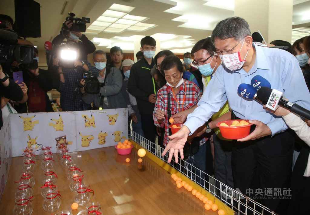 台北市銀髮族重陽節老人關懷據點成果發表會暨趣味益智活動18日在台北市議會舉行,台北市長柯文哲(右)與長者一起玩遊戲。中央社記者鄭傑文攝 109年10月18日