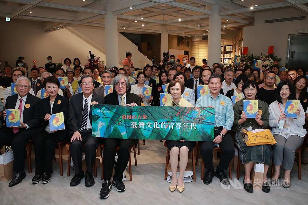 中央書局18日正式開幕,包括永豐金控前董事長何壽川(前左起)、台中市長盧秀燕、考試院長黃榮村、上善人文基金會董事長詹宏志、信誼基金會董事長張杏如、文化部長李永得、促轉會主任委員楊翠等都出席。中央社記者鄭景雯攝 109年10月18日