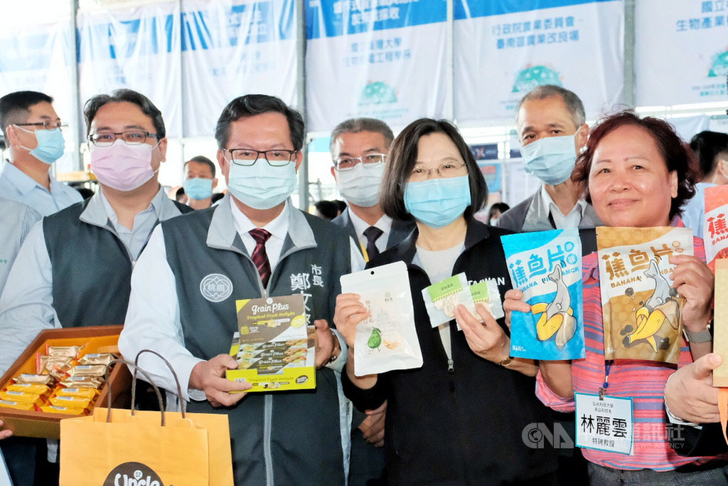 總統蔡英文(前排右2)18日到桃園市出席「2020第15屆台灣國際農業機械暨資材展」,並參觀科技農業計畫亮點成果,聽取百香果健康種苗、鳳梨種植機械、小葉菜移植機等介紹,瞭解「農業新南向國家隊」推動成果。中央社記者吳睿騏桃園攝 109年10月18日