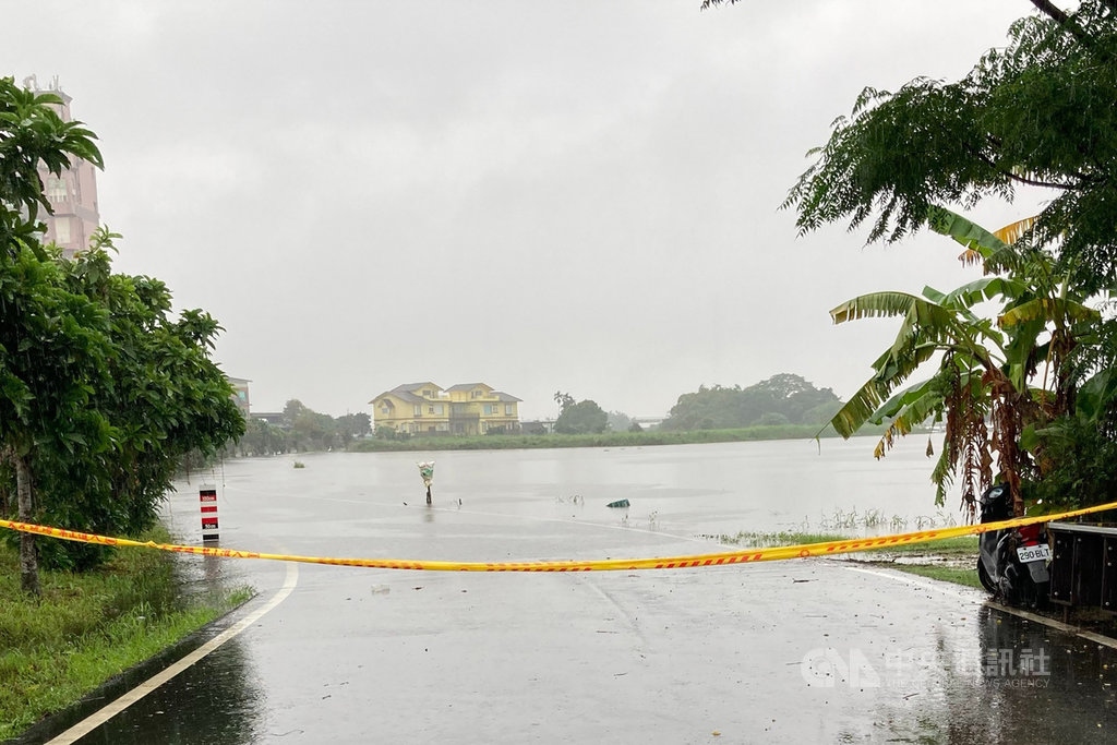 宜蘭五結鄉低窪區五十二甲溼地周邊道路,18日因持續降雨造成淹水,警方已拉起封鎖線,提醒用路人暫時勿入或改道通行。(警方提供)中央社記者沈如峰宜蘭傳真 109年10月18日