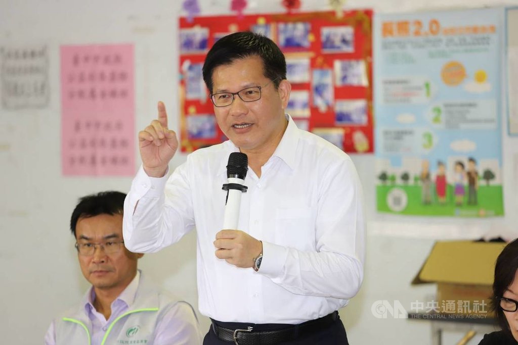 交通部長林佳龍(中)18日在臉書發文表示,交通部觀光局會支持大坑親水設施和登山步道改善,讓大坑整體觀光休憩再提升,要打造魅力綠色城市。(交通部提供)中央社記者余曉涵傳真 109年10月18日