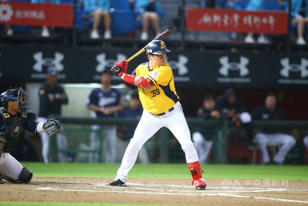 中職中信兄弟隊18日打線發揮,團隊20安攻勢串聯,終場以13比7擊敗樂天桃猿隊,桃猿吞2連敗、續保季後賽希望,兄弟隊詹子賢(右)傷勢無大礙。(中信兄弟提供)中央社記者謝靜雯傳真 109年10月18日