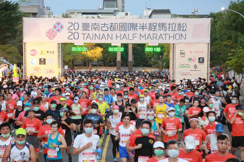2020台南古都國際半程馬拉松18日清晨登場,共有約1萬5000名跑者參賽,選手依序出發,場面壯觀。(台南市政府提供)中央社記者楊思瑞台南傳真 109年10月18日