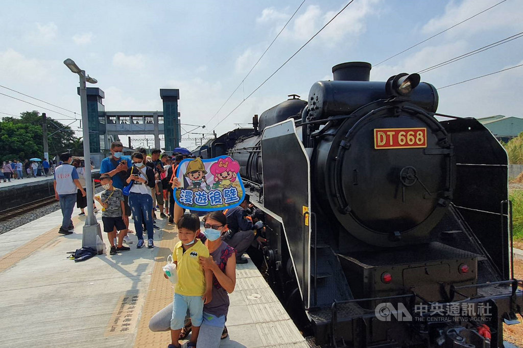 台南市政府與台灣鐵路管理局合作推出讓民眾搭乘蒸汽火車活動,列車18日開進後壁站時,吸引不少民眾爭睹風采。中央社記者楊思瑞攝 109年10月18日