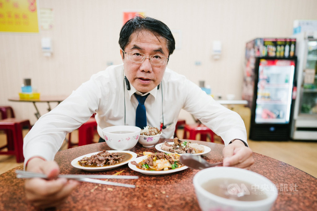 高雄市長陳其邁於臉書貼文宣傳高雄好吃的肉燥飯,台南市長黃偉哲(圖)18日晚間也在臉書貼出趁跑行程空檔吃的台南肉燥飯。(台南市政府提供)中央社記者楊思瑞台南傳真 109年10月18日