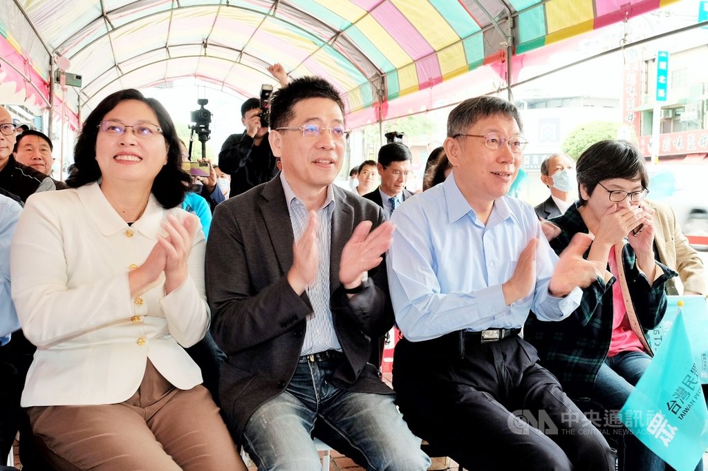 台灣民眾黨南桃園服務處18日在中壢區揭牌成立,台灣民眾黨主席柯文哲(右2)、黨秘書長謝立功(左2)、立委蔡壁如(右)及賴香伶(左)出席。中央社記者吳睿騏桃園攝 109年10月18日