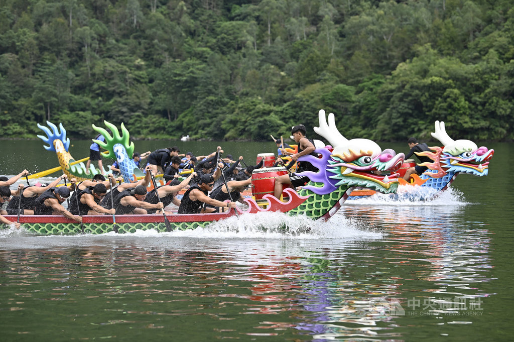 全民運動會傳統龍舟競賽18日在花蓮鯉魚潭進行100公尺項目,第一名由花蓮縣龍舟隊獲得,為花蓮奪下此次全民運的第一面金牌。(花蓮縣政府提供)中央社記者李先鳳傳真 109年10月18日