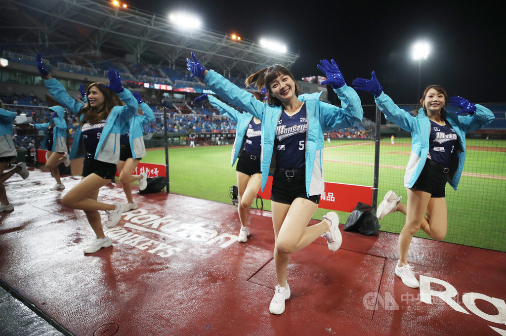 中職樂天桃猿隊女孩主題趴17日賽前邀請女孩開球,成員籃籃(前右2)表示,第一次在主場開球,很緊張、很刺激,「雖然沒有投球技巧,但是娛樂效果滿滿」。中央社記者張新偉攝 109年10月18日