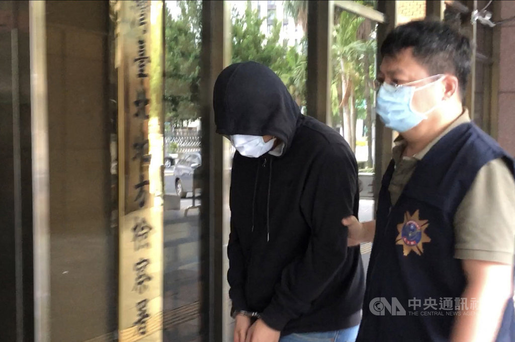 保護傘餐廳遭潑糞案,莫姓男子坦承收錢辦事並供出共犯李男等3人。警方拘提3人後18日下午移送北檢由檢察官複訊;李男的26歲哥哥下車時,親屬趁機遞上帽子不及,僅戴上衣服的帽子。中央社記者劉世怡攝 109年10月18日