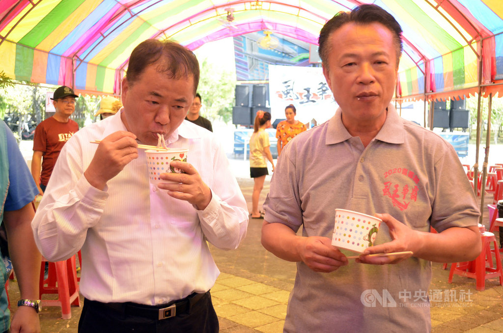 嘉義縣虱目魚因武漢肺炎疫情外銷受阻,漁業署與嘉義縣府18日舉辦「2020虱王爭霸」活動,縣長翁章梁(右)與漁業署長張致盛(左)也到場推銷虱目魚,並品嚐虱目魚麵。中央社記者蔡智明攝 109年10月18日