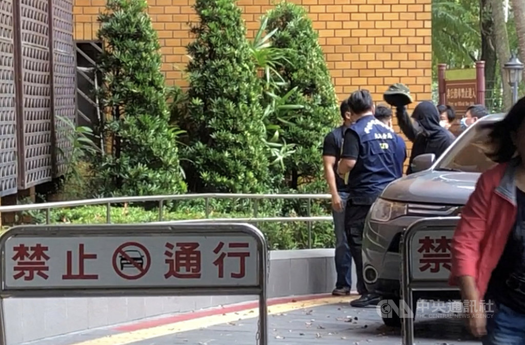保護傘餐廳遭潑糞案,莫姓男子坦承收錢辦事並供出共犯李男等3人。警方拘提3人後18日下午移送北檢由檢察官複訊;警方先行移送李男的26歲哥哥、25歲江姓表哥,2人陸續下車時,親屬趁機遞上帽子,表哥成功戴上、哥哥則來不及。中央社記者劉世怡攝 109年10月18日