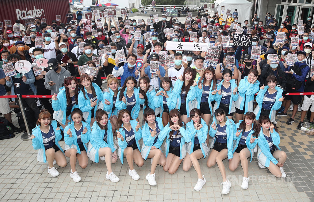 中職樂天桃猿啦啦隊Rakuten Girls日前推出單曲Rock You Everyday,銷售突破2000張,17日賽前舉辦限時簽名會,感謝球迷一路以來的支持。中央社記者張新偉攝 109年10月18日