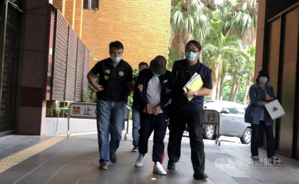 保護傘餐廳遭潑糞案,潑糞的莫姓男子坦承收錢辦事並供出共犯李男等3人。警方拘提3人後18日下午移送北檢由檢察官複訊;李男的江姓表哥下車時,親屬趁機遞上帽子減少露臉。中央社記者劉世怡攝 109年10月18日