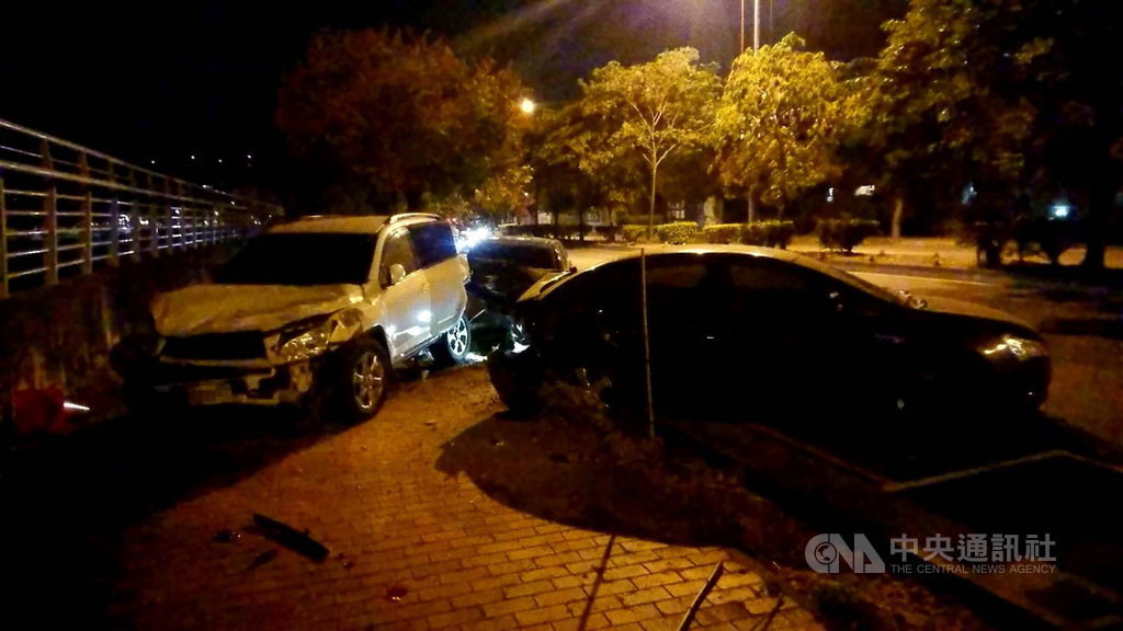 台中市李姓男子18日凌晨駕駛轎車,疑因疲勞駕駛撞上停在路旁的2輛車,其中遭撞的休旅車被推擠上人行道,車輛後座嚴重凹陷。(民眾提供)中央社記者蘇木春傳真 109年10月18日