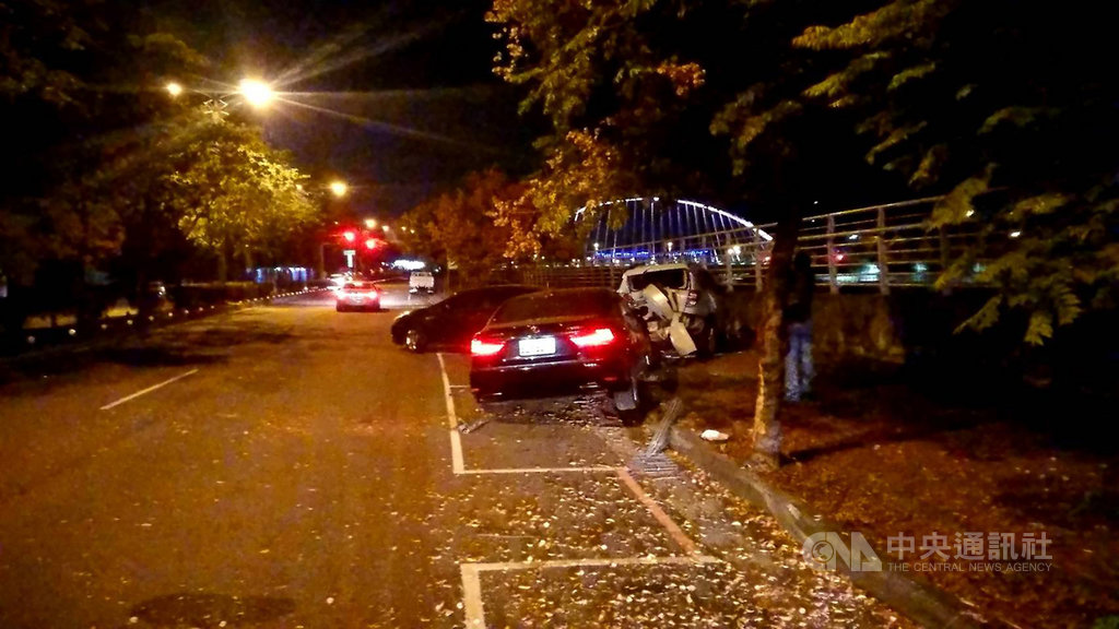 台中市李姓男子18日凌晨駕駛轎車,疑因疲勞駕駛撞上停在路旁的2輛車,幸遭撞的車上無人,李男胸口挫傷、無生命危險。(民眾提供)中央社記者蘇木春傳真 109年10月18日
