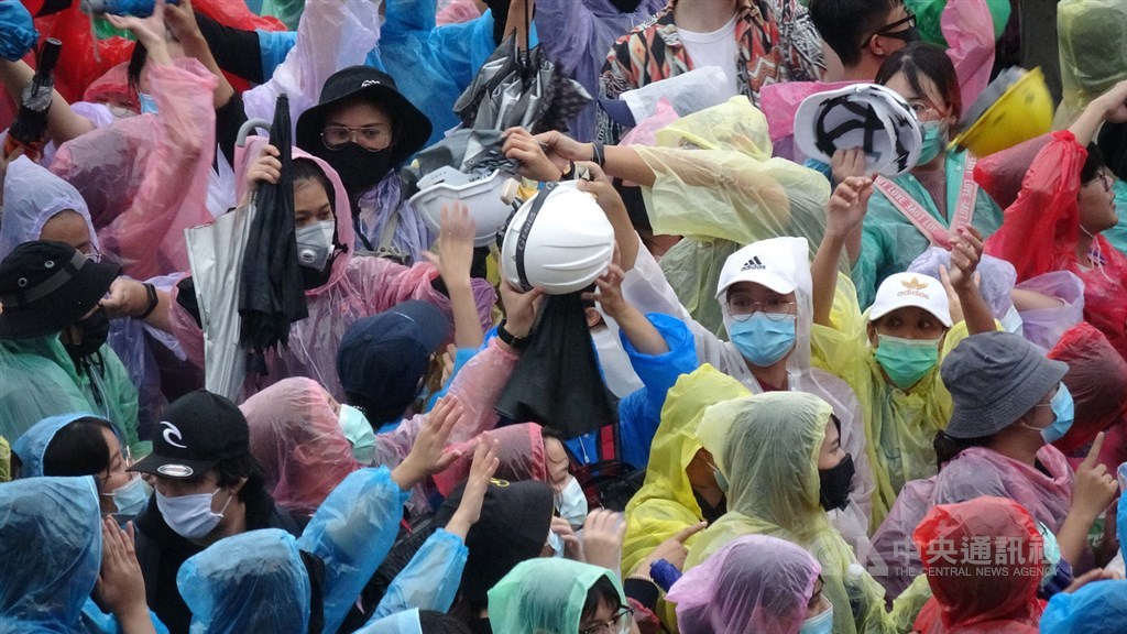 泰國反政府示威團體18日號召上萬支持者聚集在勝利紀念碑路口,由於擔心再遭警方驅離發生危險,抗議民眾協助遞送安全帽等物資。中央社記者呂欣憓曼谷攝 109年10月18日