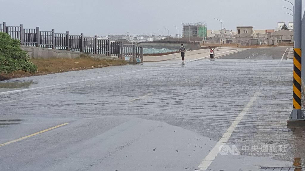 適逢海水滿潮,在強勁的東北風吹襲下,海水直接打上路面,澎湖馬公民族路北端路段發現有長達近100公尺積水。中央社 109年10月18日