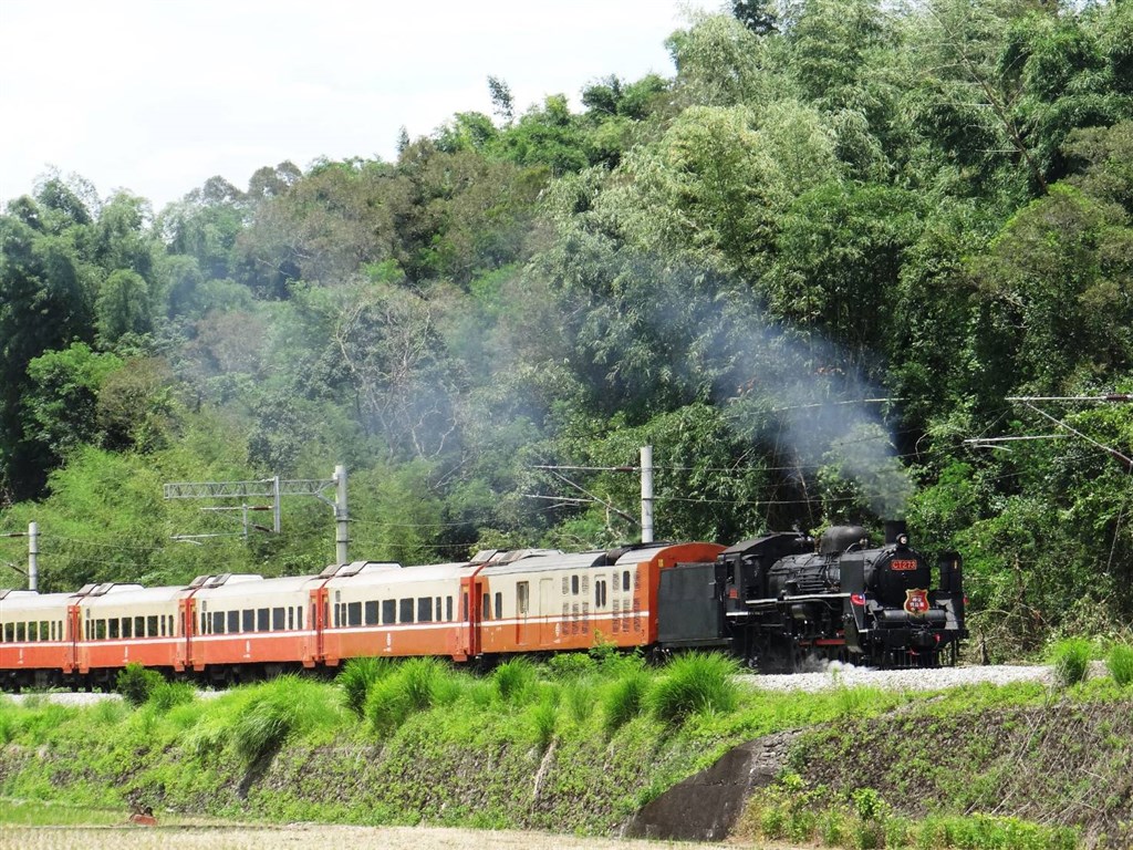 台鐵局表示,2021年1到4月的郵輪式列車將有跟上流行偽出國的頂級河輪體驗、到阿里山賞櫻外,還能帶旅客搭乘擁有速度之王美名的CT273蒸汽火車(圖)。(圖取自facebook.com/railway.gov.tw)