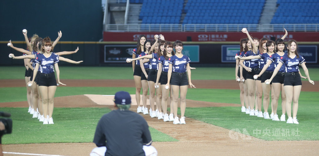 中職樂天桃猿隊女孩主題趴Rakuten Girls全員到齊,17日賽前邀請女孩開球,21名女孩分成7組站成3列,一次3人開球,並以千手觀音的方式秀了一段舞蹈。中央社記者張新偉攝 109年10月18日