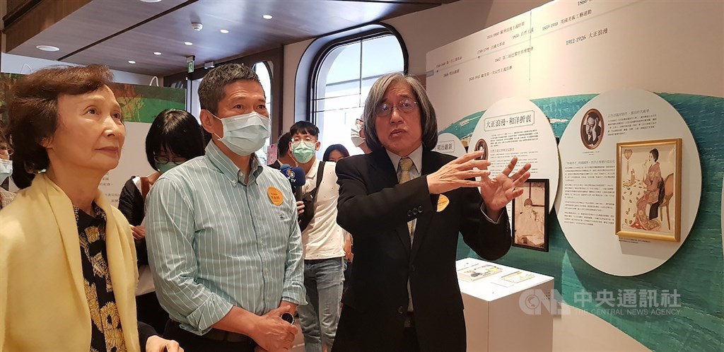 中央書局屹立於台中台灣大道和市府路口,歷經近百年,也曾熄燈22年。由信誼基金會董事長張杏如(左)買下老建物改建重生,歷經3年修復,從去年11月開始試營運,這個月18日正式開幕,上善人文基金會董事長詹宏志(右)帶著文化部長李永得(中)看展。中央社記者鄭景雯攝 109年10月18日