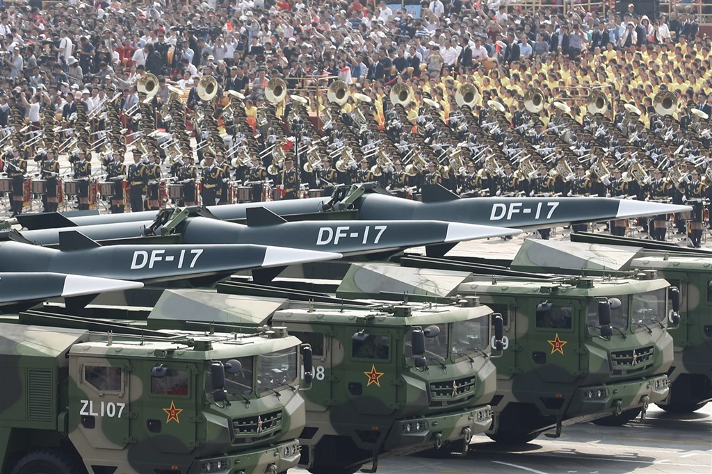 港媒南華早報引述共軍消息人士報導,共軍已在東南沿海部署先進的東風-17超高音速飛彈。加拿大「漢和防務評論」分析,顯示共軍已為攻打台灣而提升準備。圖為東風-17在2019年10月1日中華人民共和國慶祝70週年閱兵中亮相。(中新社)