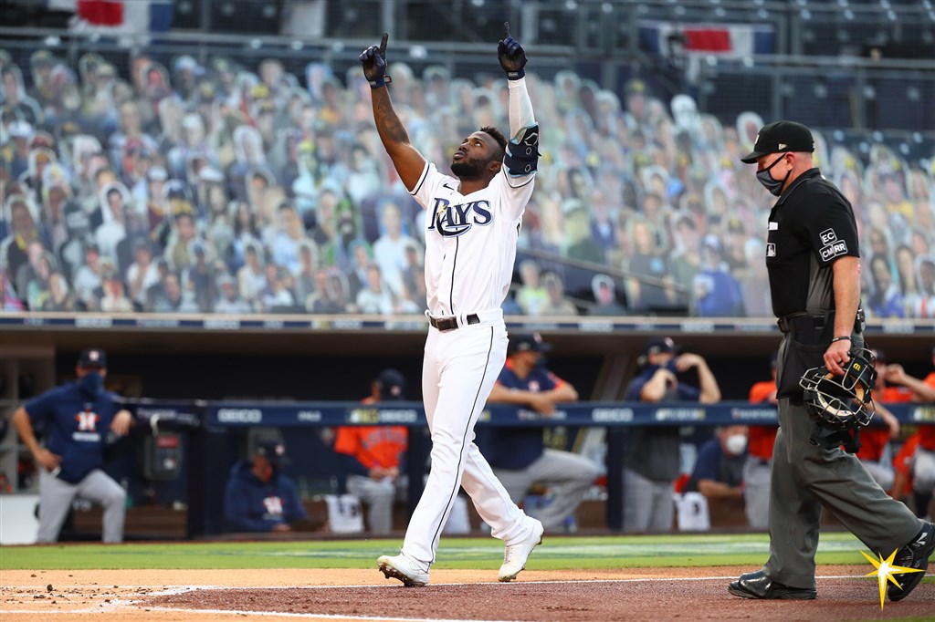MLB美聯冠軍賽18日決戰第7戰,光芒隊阿羅薩雷納(圖)首局2分砲帶起球隊氣勢,率隊以4比2擊敗太空人、睽違12年晉級世界大賽。(圖取自twitter.com/raysbaseball)