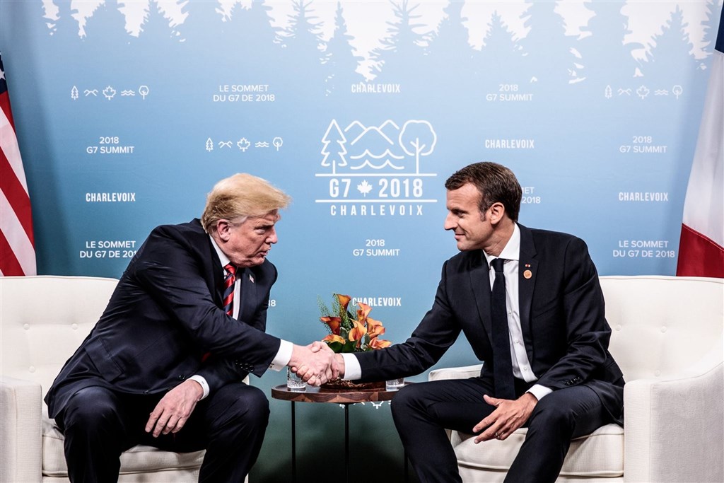 美國總統川普（左）日前在造勢場合中將法國總統馬克宏（右）誤稱為總理。圖為兩人在2018年G7峰會會面。（圖取自facebook.com/EmmanuelMacron）