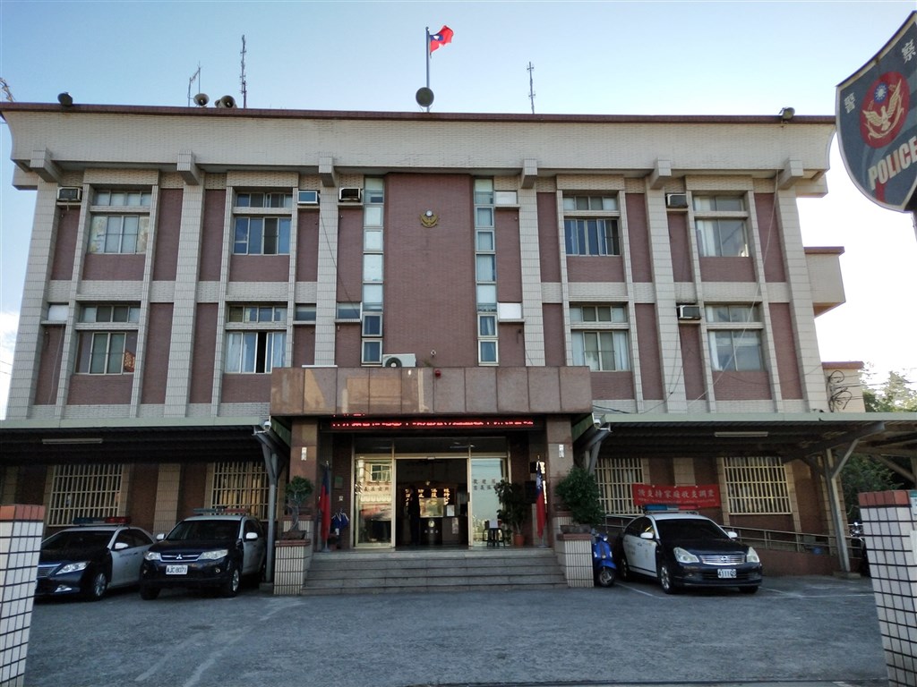 高雄市林園分局忠義派出所吳姓所長的高齡母親遺失手機報案,因不識字而由所長代簽名,近來遭檢舉偽造文書。(圖取自忠義派出所臉書facebook.com)
