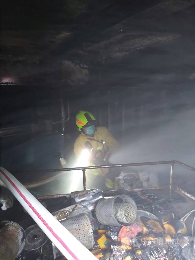 基隆市消防局18日獲報,一處民營造船廠內有一艘翻修貨船的貨艙內起火,竄出濃煙陣陣,消防員隨即前往搶救,火勢已控制,無人傷亡。(基隆市消防局提供)中央社記者沈如峰基隆傳真 109年10月18日