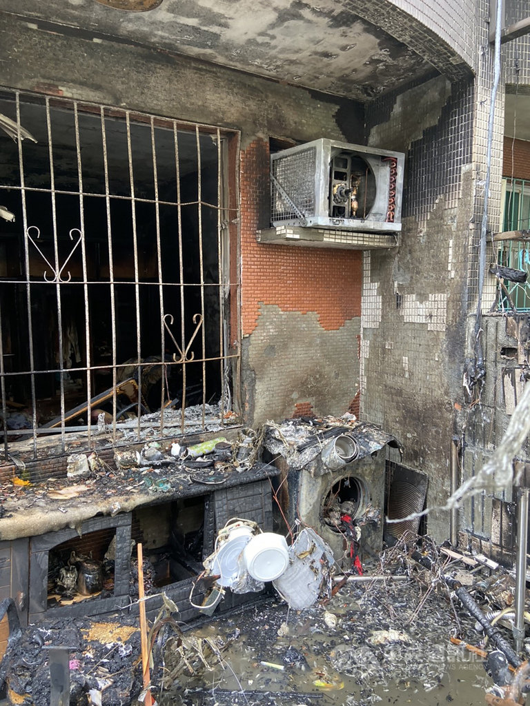 高雄市三民區克武路一棟透天建築18日發生火警,消防人員獲報前往搶救,約在半個小時內控制火勢;疑似是電器用品起火致災。(高雄市消防局提供)中央社記者王淑芬傳真 109年10月18日