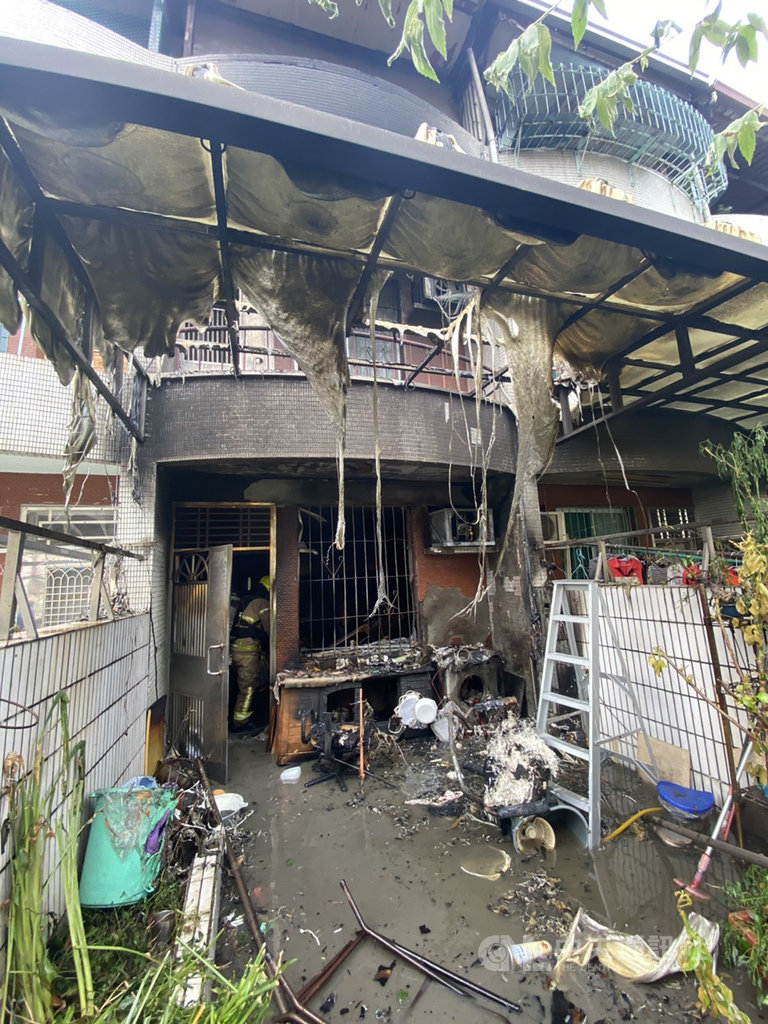高雄市三民區克武路一棟透天建築18日發生火警,疑電器用品起火致災,警消獲報前往搶救,並將一名女性傷者送醫急救。(高雄市消防局提供)中央社記者王淑芬傳真 109年10月18日