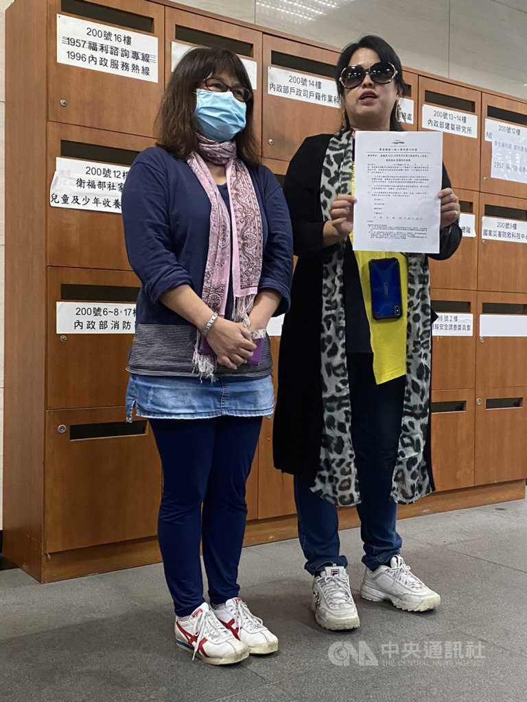 運安會19日將公布普悠瑪事故最終調查報告,18日下午召開家屬說明會議,會議經過2小時30分後,普悠瑪事故受難者權益保障協會理事長董小羚(右)出面表示,會議尚未告知事故原因,提出11項問題盼由運安會釐清。中央社記者余曉涵攝 109年10月18日