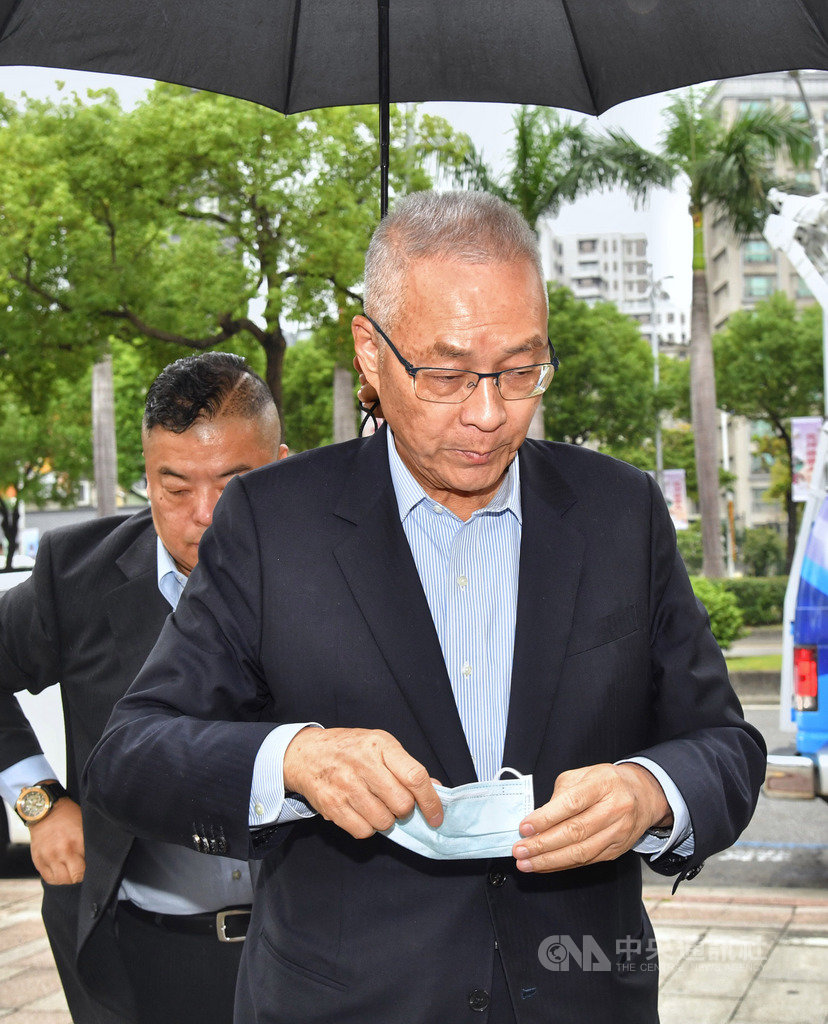 前國民黨主席吳敦義(前)18日在台北出席「中華民國老人福利協進會」舉辦第55屆慶祝老人節活動前受訪表示,前總統馬英九任內的國策就是「和陸、友日、親美」,不要翻三倒四,維持和平穩定發展是有可能的。中央社記者王飛華攝 109年10月18日
